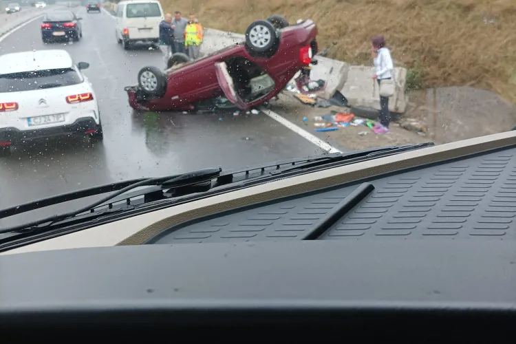 Cluj: Accident rutier la urcare în Feleac. Mașina a ajuns cu roțile în sus - FOTO