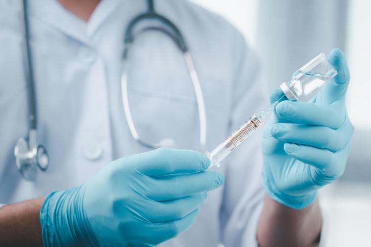 Vaccinarea cu doza a treia începe marți în România. Numărul infectărilor a explodat