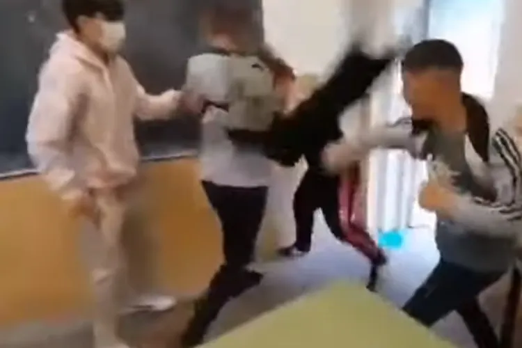 Elevii care au UMILIT și BĂTUT un alt tânăr au fost reținuți. Unul a fost internat la Neuropsihiatrie Pediatrică