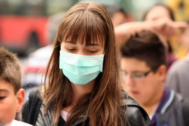 Masca de protecţie, obligatorie pe stradă în toate localitățile unde rata de infectare depăşeşte 6 la mie