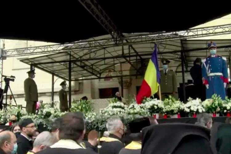 Mii de oameni l-au condus pe ultimul drum cu onoruri militare pe episcopul Vasile Someşanul