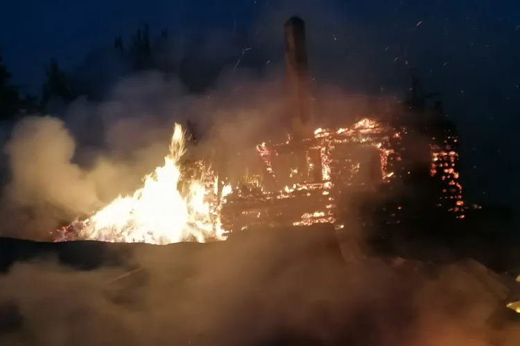 Incendiu devastator la Beliș! Trei case și trei anexe s-au făcut scrum - FOTO și VIDEO