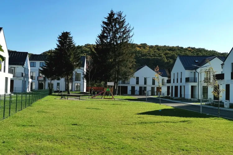 Complex de vile din Gilău, care arată că se poate și cu spațiu verde și cu un aspect care strigă ”acasă” - FOTO