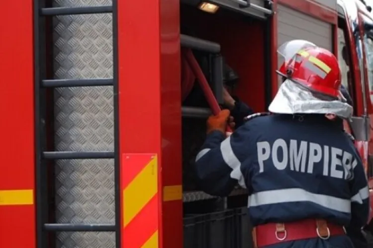 Pompierii au găsit o persoană decedată, în urma unui incendiu izbucnit într-o garsonieră