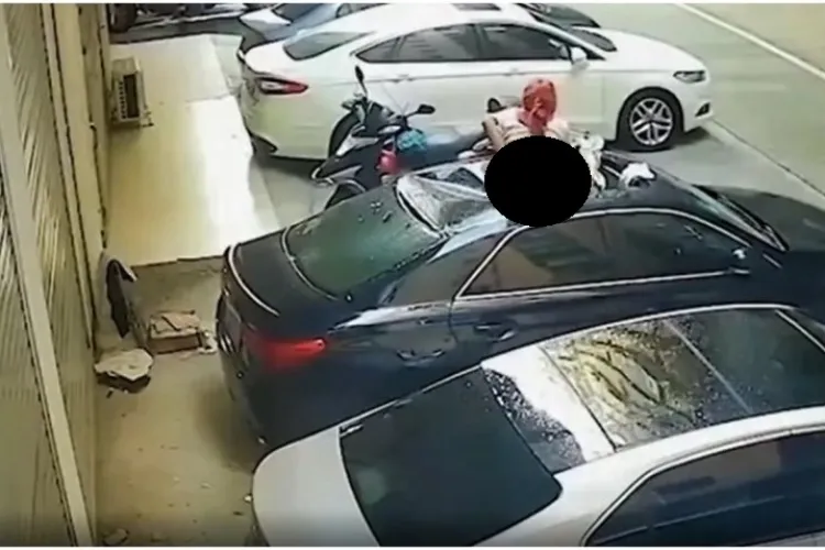 O tânără semi-dezbrăcată a căzut de la etaj în timpul unei partide de amor - VIDEO