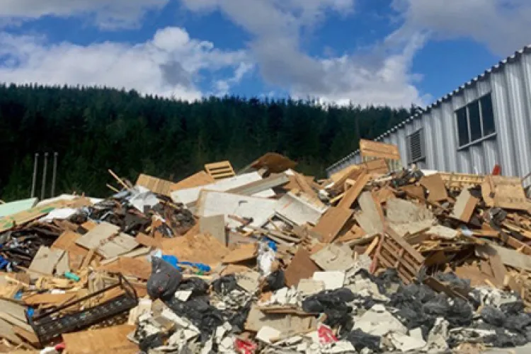 Situație aberantă în Apahida! Oamenii trebuie să stea cu gips cartonul în curte, deoarece primăria nu are nicio soluție pentru colectarea acestuia