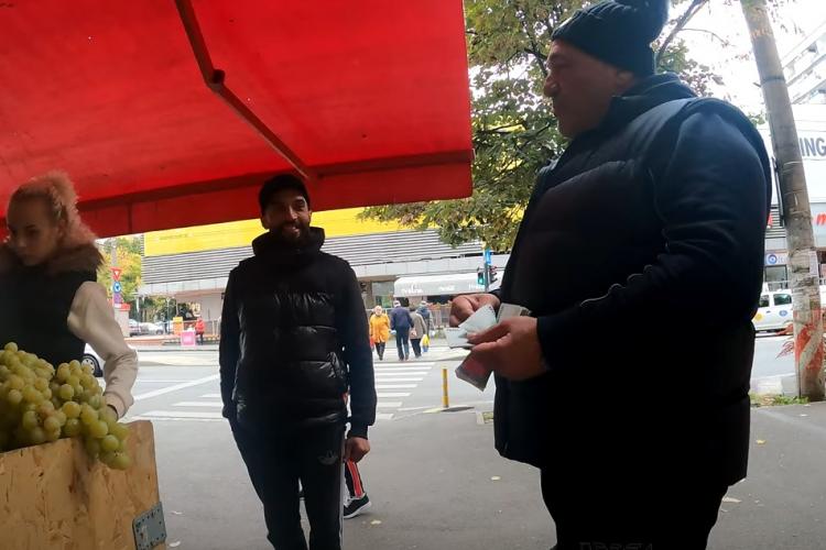 Interlopul Nelson Mondialu a dat lovitura! Numără mii de euro pe stradă în Mănăștur și e gata să îi dea trecătorilor - VIDEO
