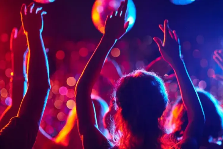 Cluj: Petrecerile s-au mutat din cluburi în cabane. Locația se anunță cu 24 de ore înainte - VIDEO