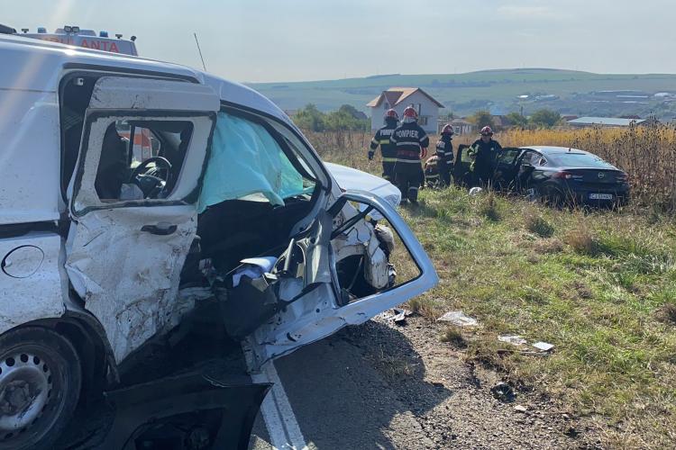 Accident rutier GRAV la Copăceni! Un șofer a rămas încarcerat - FOTO