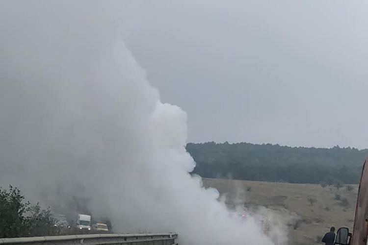 O autoutilitară PLINĂ cu mobilă a luat foc pe centura Vâlcele-Apahida - VIDEO