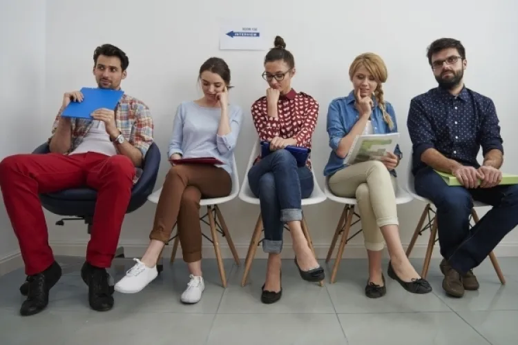 Doar 17,7% dintre tineri spun că s-au și angajat în ultimele 6 luni, în ciuda celor peste 330.000 de aplicări lunare