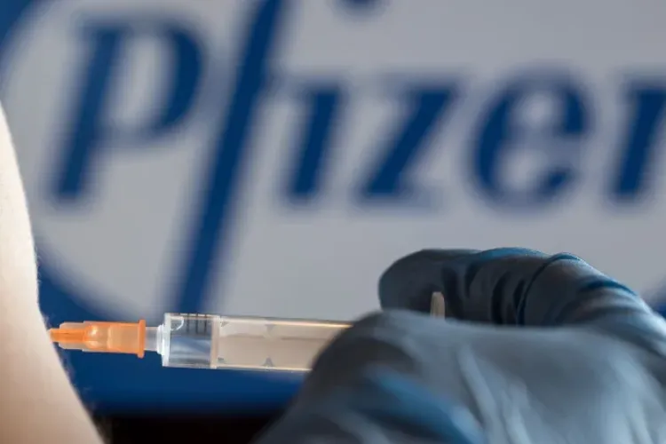 Peste 300.000 de doze noi de vaccin Pfizer ajung în România astăzi