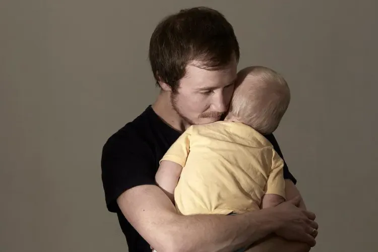 Atribuirea automată unui copil a numelui tatălui, urmat de cel al mamei, este ”discriminatorie”, susține CEDO