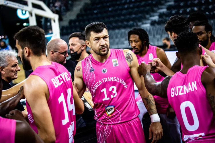 Cum au ajuns campionii de la U-BT Cluj să poarte echipamente roz: „Am donat toți banii pentru lupta împotriva cancerului