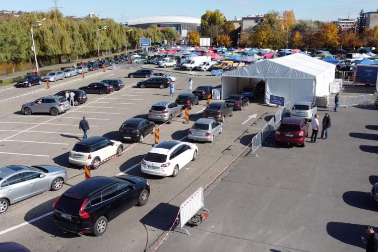 Coadă la vaccinare la Cluj. Imagini aeriene de la centrul Drive through - FOTO