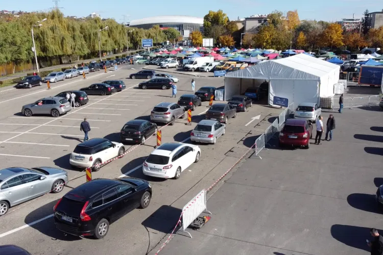 Coadă la vaccinare la Cluj. Imagini aeriene de la centrul Drive through - FOTO