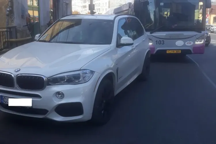 ”Blondă” cu BMW blochează traficul în Piața Mihai Viteazu - FOTO