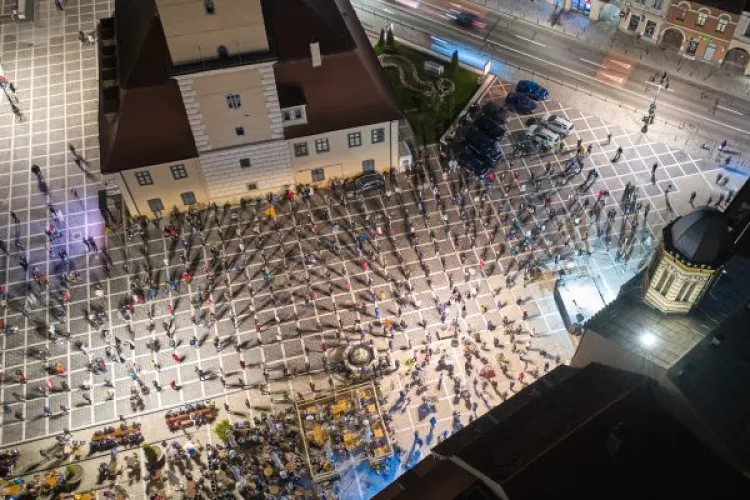  Doi metri între persoanele care participă la slujbele religioase sau procesiuni. Noile reguli publicate în Monitorul Oficial 