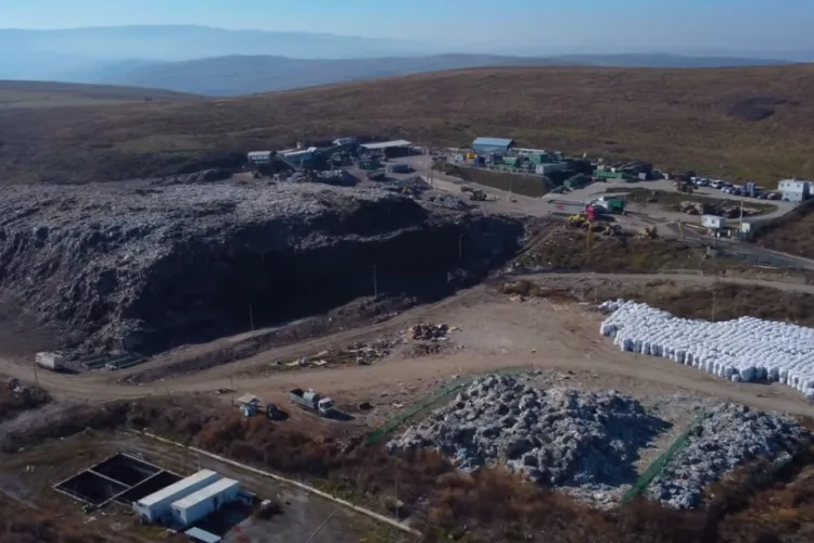 Parcă a mai scăzut muntele de gunoi de la Pata Rât! Tot se vede și din avion - VIDEO