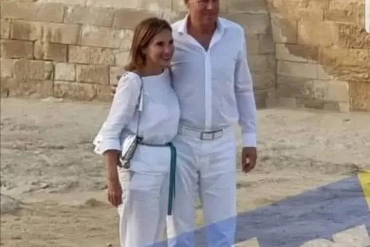Țara arde, iar Klaus Iohannis se plimbă la piramide, cu soția. Ambii sunt lejeri, îmbrăcați în alb - FOTO