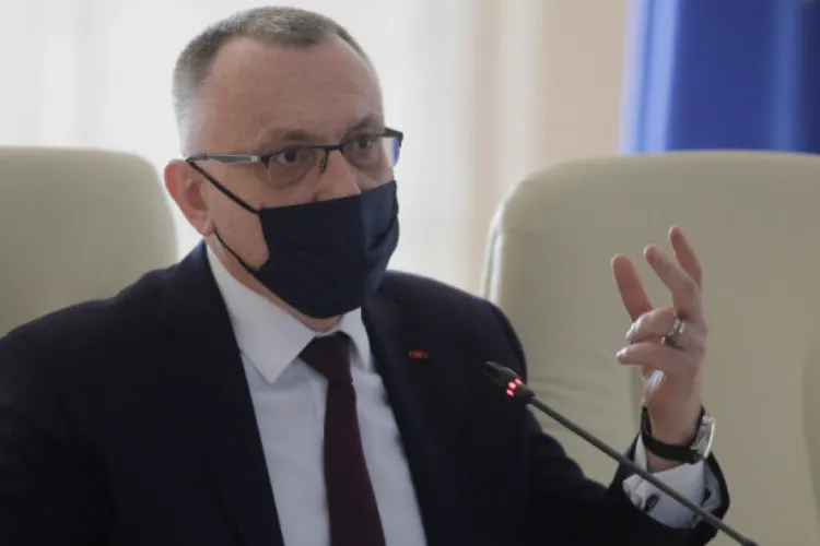 Ministrul Educației anunță că se vor putea încheia mediile cu două note și astfel se reduce ponderea notei la teză - VIDEO