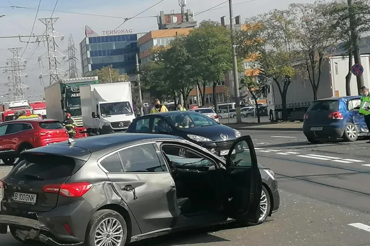 Trei mașini s-au făcut praf pe Bulevardul Muncii. Graba strică treaba - FOTO