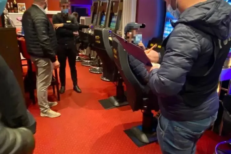 Polițiștii din Cluj au trecut la verificarea purtării măștii la păcănele, baruri și căminele studențești - FOTO