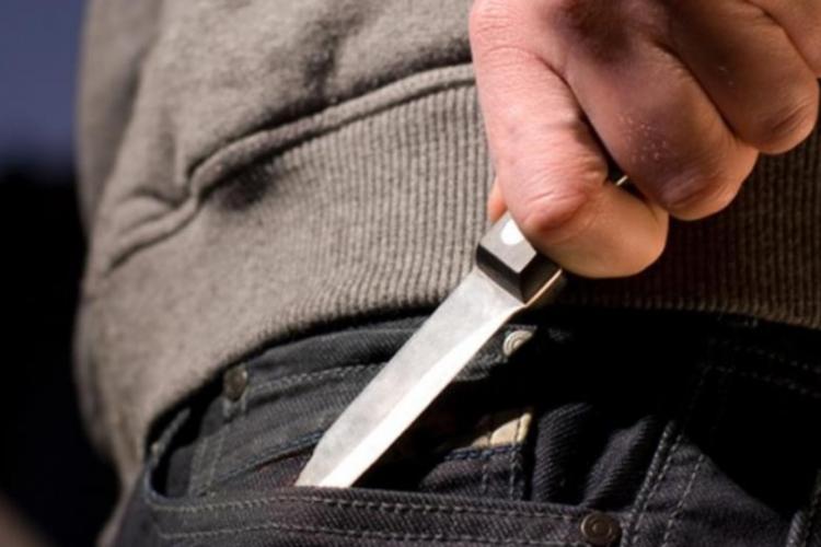 Un tânăr a intrat cu un cuțit peste un floreștean în casă și l-a agresat