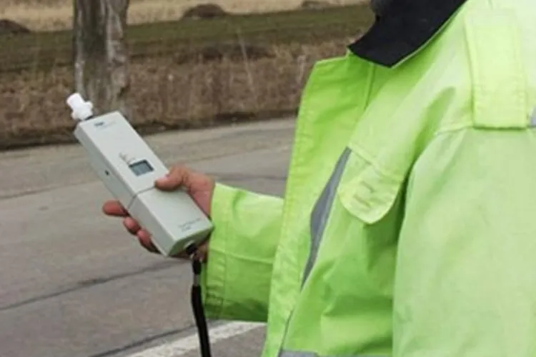 O femeie de 74 de ani s-a urcat băută la volan şi a lovit cinci maşini