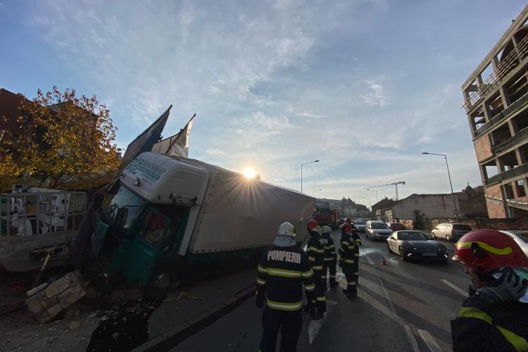 Camion scăpat de sub control pe Calea Turzii. A “maturat” mai multe mașini si a lovit o țeava de gaz - FOTO