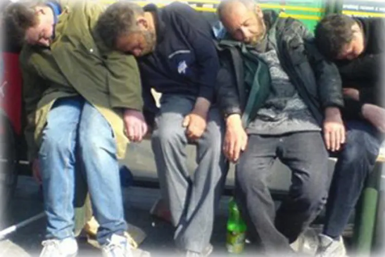 Medic: Beau românii rachiu din talpă de bocanc, dar nu se vaccinează pentru că le ”schimbă codul genetic”