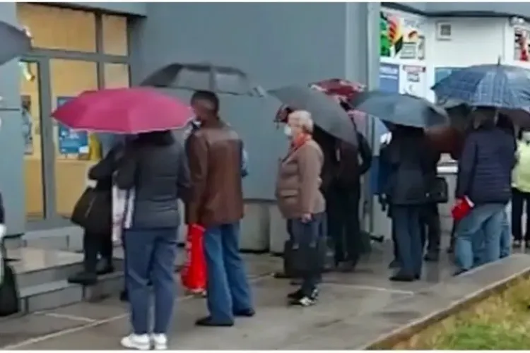 Zeci de oameni în ploaie pentru a-și schimba furnizorul de gaze, după ce prețul a crescut de peste 10 ori