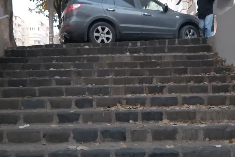 Parcare de senzație la pasajul subteran de pe Calea Florești: ”E intrarea în Metrou!” - FOTO