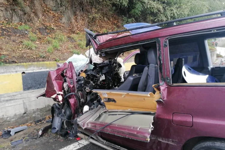 Accident rutier GRAV în Negreni. 2 persoane au fost transportate la spital - FOTO