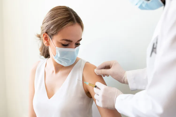 Aproape 70% dintre profesorii din Cluj și un sfert dintre elevi sunt vaccinați împotriva COVID-19