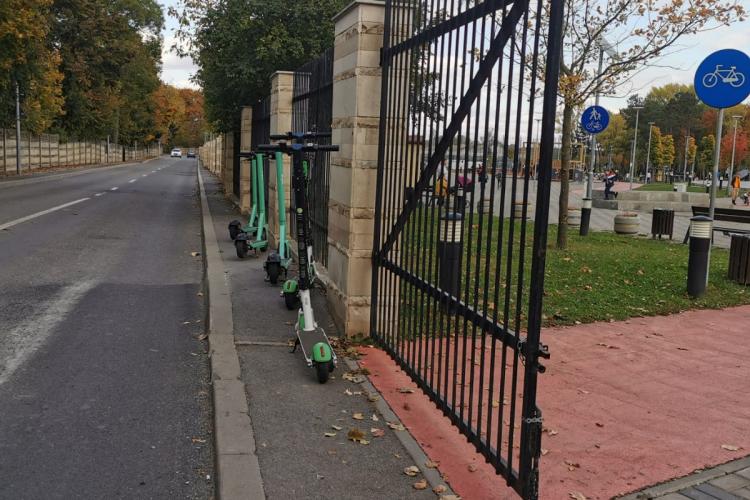Trotuarele înguste ale Clujului s-au transformat în „parcări” pentru trotinetele de la Bolt - FOTO