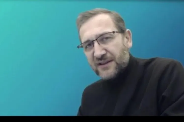 Un preot român, care predă drept canonic în Cluj, compară vaccinul cu vesta antiglonț: „Dumnezeu a îngăduit medicilor să descopere vaccinul” - VIDEO