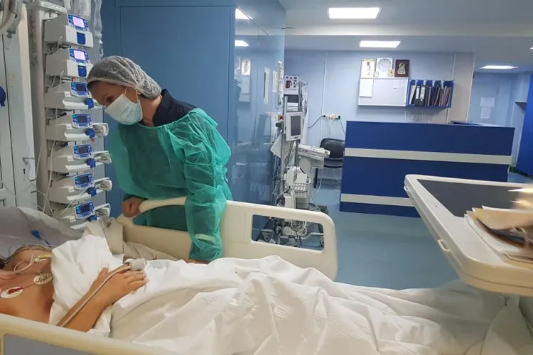 Puțin peste 12.000 de cazuri de COVID,la nivel național. Numărul deceselor se menține crescut