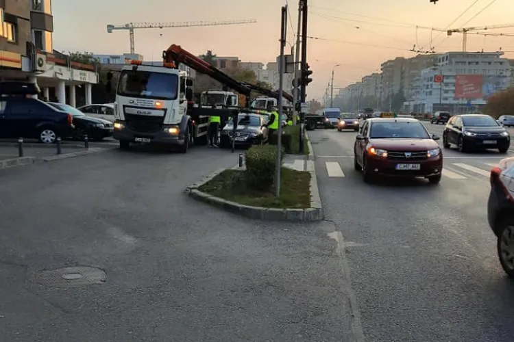 Boc a ordonat ridicarea mașinilor de la Cinema Mărăști: Pleacă 3 deodată - FOTO