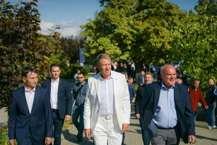 Klaus Iohannis a jucat golf lângă Cluj, după ce s-a întors din Egipt. A neglijat comemorarea a 6 ani de la Colectiv