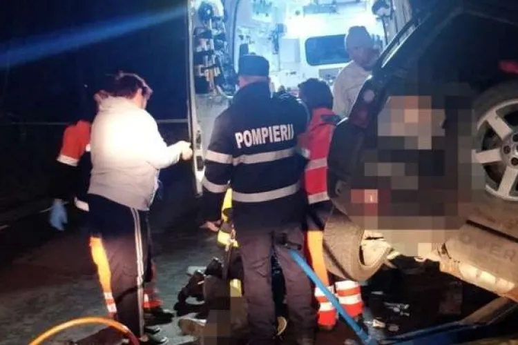 Un bărbat a murit strivit sub propria mașină după ce a uitat să tragă frâna de mână - FOTO