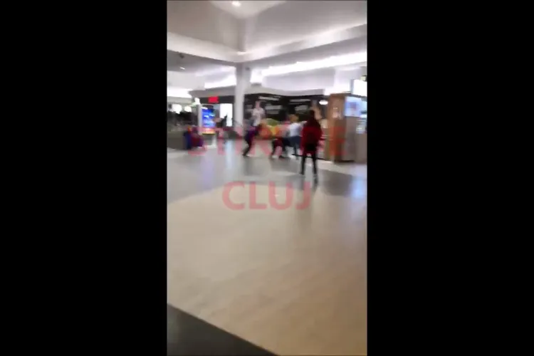 Bătaie la VIVO Cluj! ”Călcat în picioare” pentru că nu a avut certificat de vaccinare - VIDEO