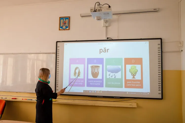 Școala ”Octavian Goga” din Cluj-Napoca, dotată cu 29 de table interactive pentru copii - FOTO