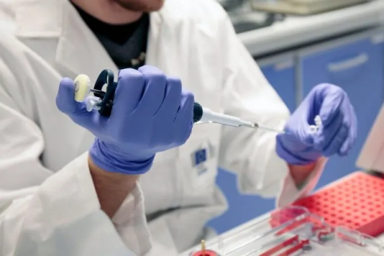 De ce unii oameni complet vaccinați se îmbolnăvesc și mor de COVID