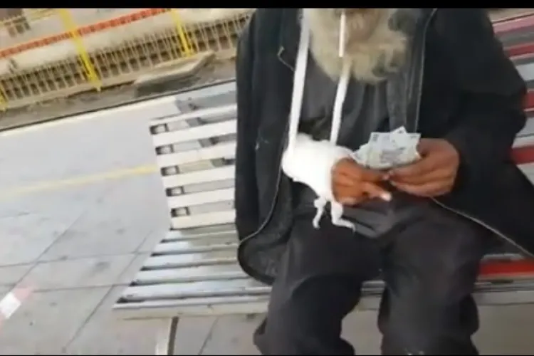 Cerșetor din Cluj-Napoca bătut și lăsat cu mâna ruptă de poliția locală! Pentru a-și ține gura, l-au mituit în Gară - VIDEO