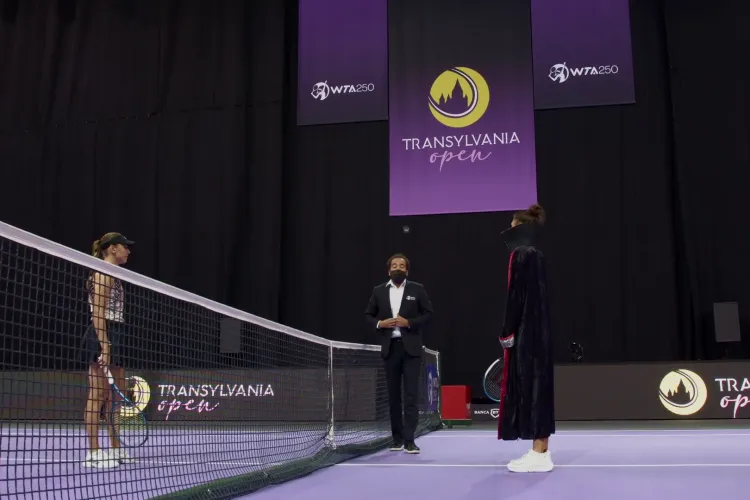 Jaqueline Cristian, cu pelerina lui Dracula la Transylvania Open. Apariție de senzație - VIDEO