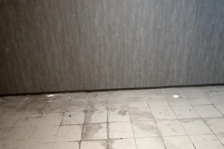 Pasajul din Piața Gării a devenit un WC public - FOTO