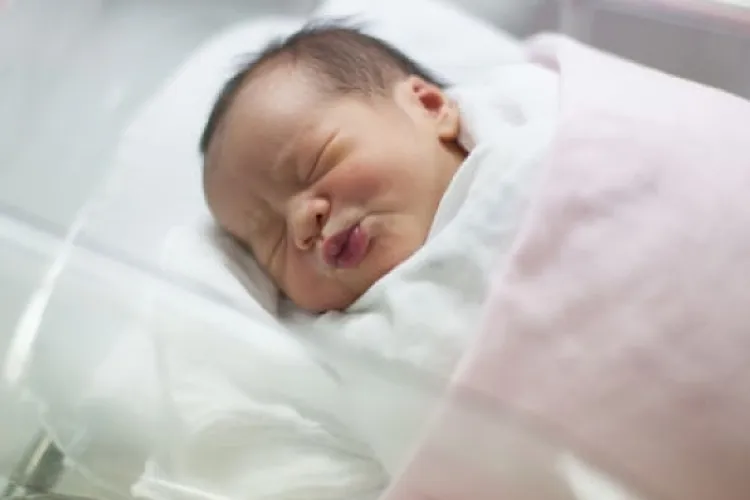 Premieră medicală. Un bebeluş născut infectat cu SARS-CoV-2, tratat cu succes la o maternitate din Iaşi