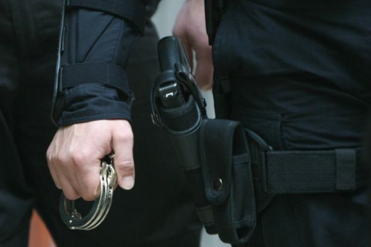 Cluj: Un jandarm atacat cu cuțitul și rănit a scos pistolul și a tras asupra agresorului. Acum e cercetat - EXCLUSIV