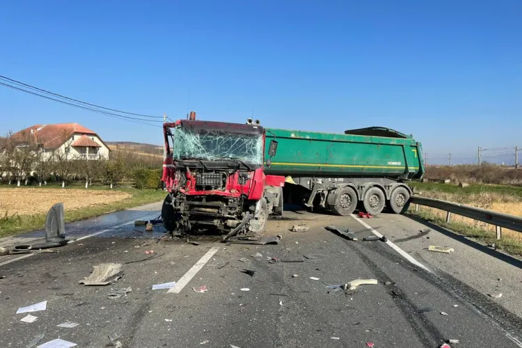 Cluj: Două TIR-uri s-au făcut praf, în urma unui accident rutier. Un șofer a fost transportat la spital - FOTO